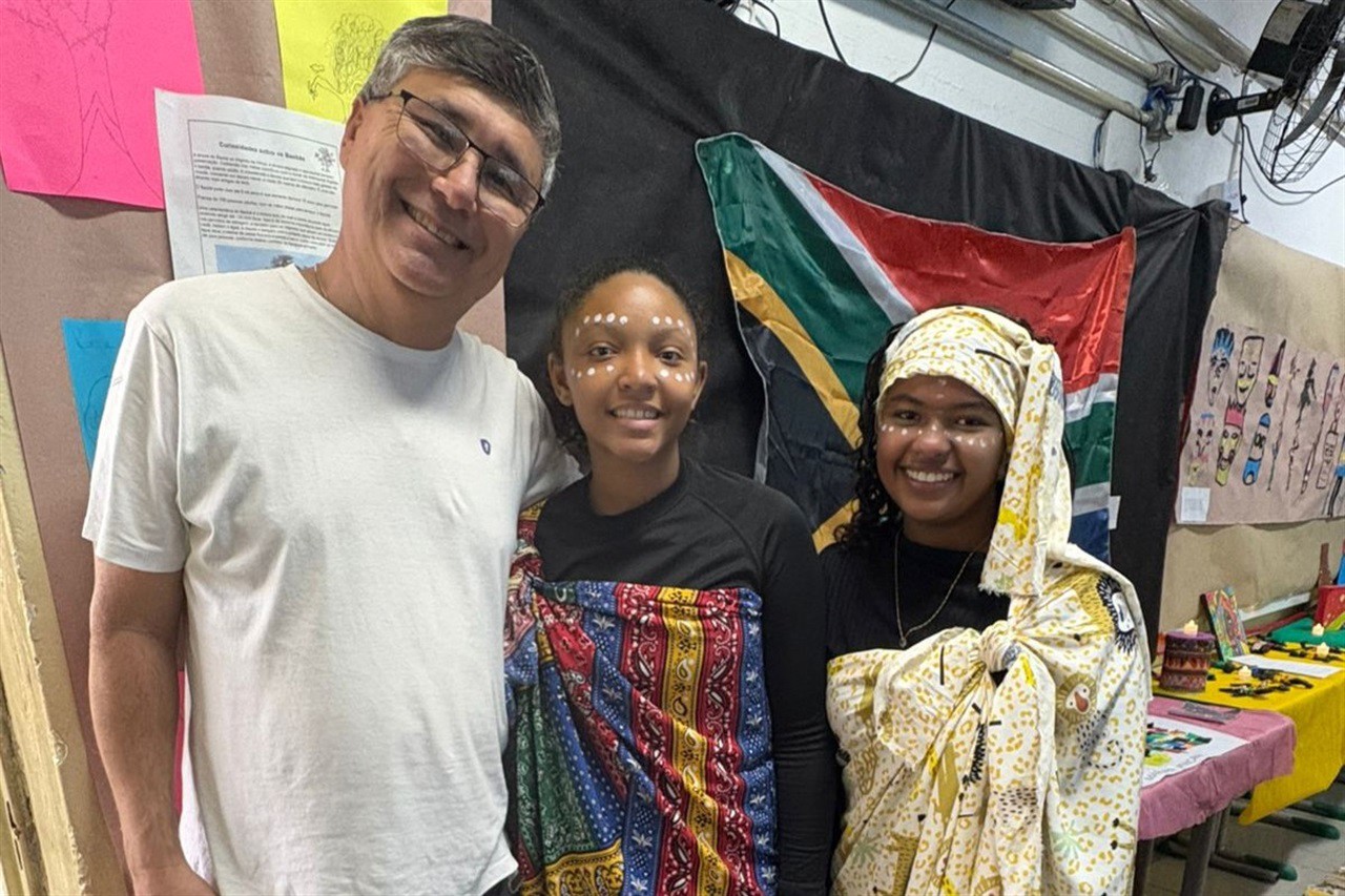 O vereador Pedro Kawai prestigia apresentações e projetos realizados pelos alunos durante a Culminância do 1º semestre de 2025 na Escola Estadual Prof. Manassés Ephrain Pereira.