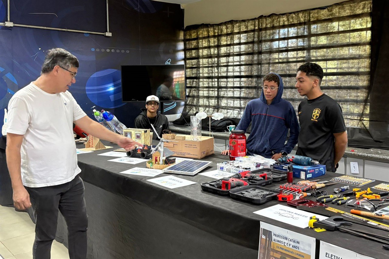 O vereador Pedro Kawai prestigia apresentações e projetos realizados pelos alunos durante a Culminância do 1º semestre de 2025 na Escola Estadual Prof. Manassés Ephrain Pereira.
