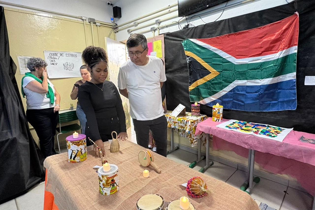O vereador Pedro Kawai prestigia apresentações e projetos realizados pelos alunos durante a Culminância do 1º semestre de 2025 na Escola Estadual Prof. Manassés Ephrain Pereira.