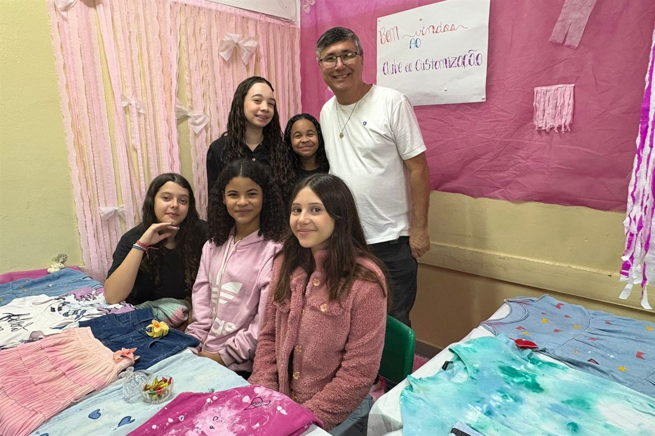 O vereador Pedro Kawai prestigia apresentações e projetos realizados pelos alunos durante a Culminância do 1º semestre de 2025 na Escola Estadual Prof. Manassés Ephrain Pereira.