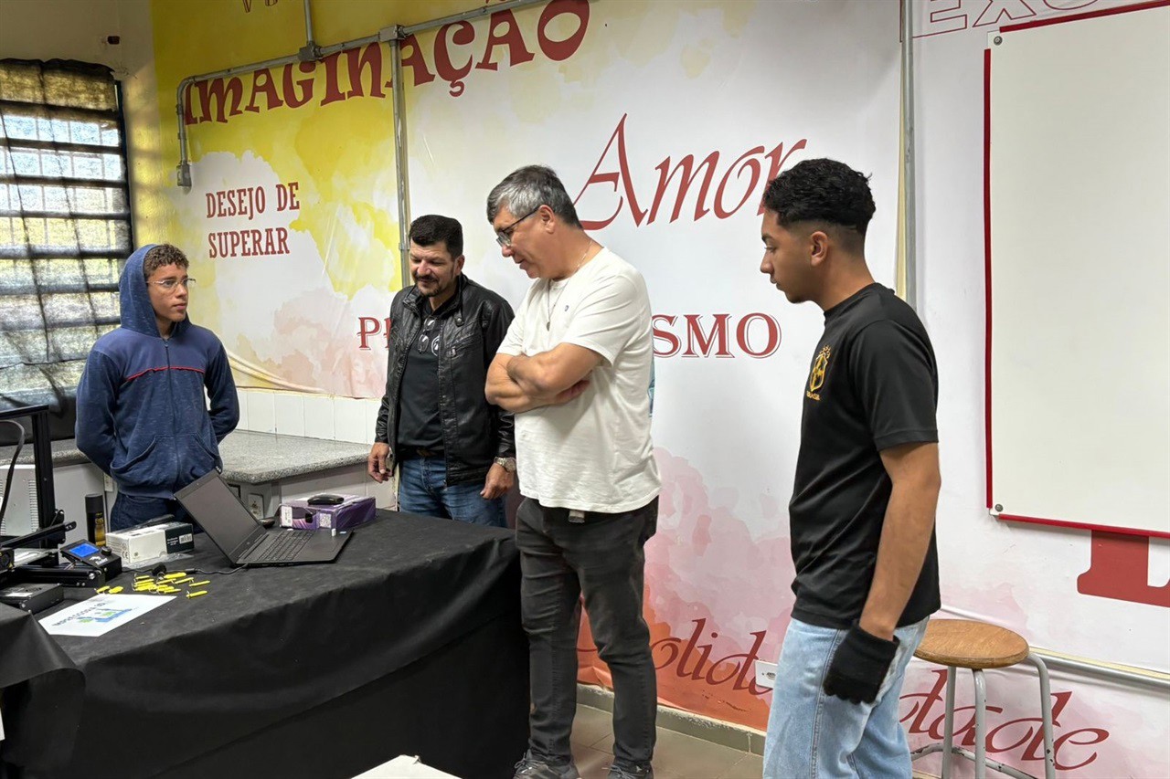 O vereador Pedro Kawai prestigia apresentações e projetos realizados pelos alunos durante a Culminância do 1º semestre de 2025 na Escola Estadual Prof. Manassés Ephrain Pereira.