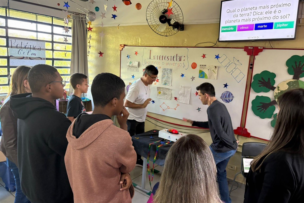 O vereador Pedro Kawai prestigia apresentações e projetos realizados pelos alunos durante a Culminância do 1º semestre de 2025 na Escola Estadual Prof. Manassés Ephrain Pereira.