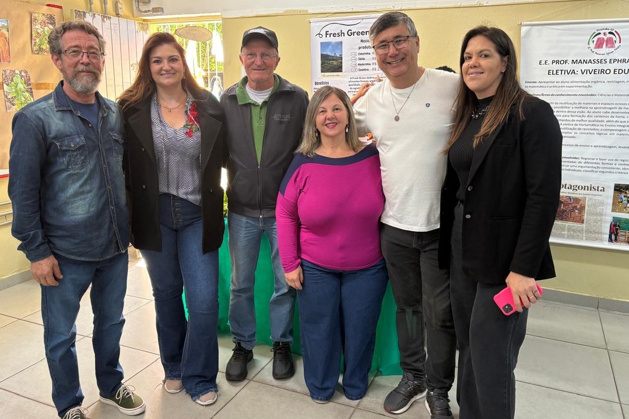 O vereador Pedro Kawai prestigia apresentações e projetos realizados pelos alunos durante a Culminância do 1º semestre de 2025 na Escola Estadual Prof. Manassés Ephrain Pereira.