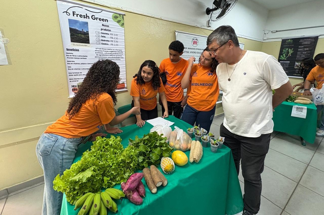 O vereador Pedro Kawai prestigia apresentações e projetos realizados pelos alunos durante a Culminância do 1º semestre de 2025 na Escola Estadual Prof. Manassés Ephrain Pereira.