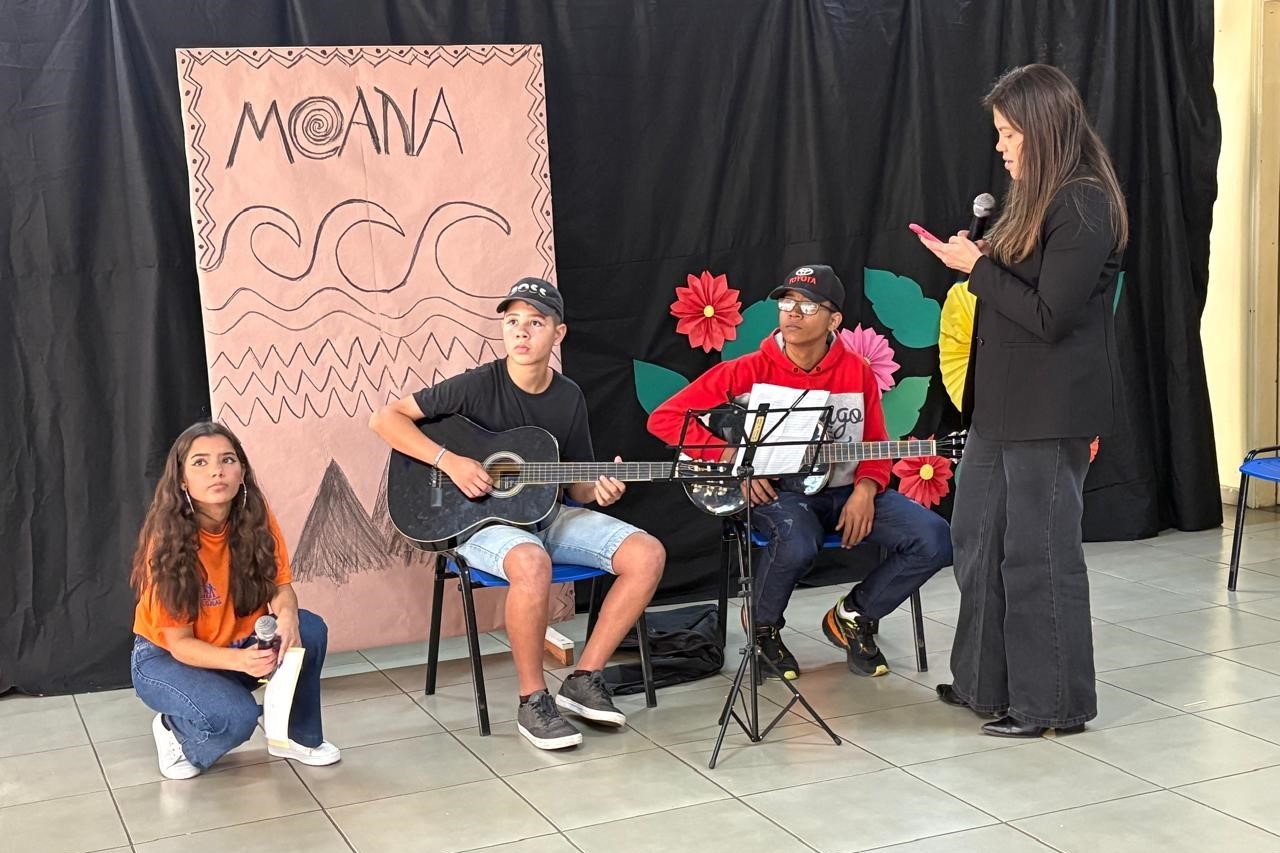 O vereador Pedro Kawai prestigia apresentações e projetos realizados pelos alunos durante a Culminância do 1º semestre de 2025 na Escola Estadual Prof. Manassés Ephrain Pereira.