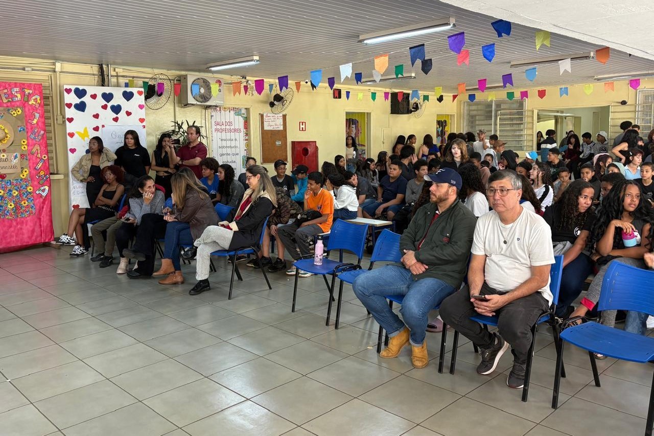 O vereador Pedro Kawai prestigia apresentações e projetos realizados pelos alunos durante a Culminância do 1º semestre de 2025 na Escola Estadual Prof. Manassés Ephrain Pereira.