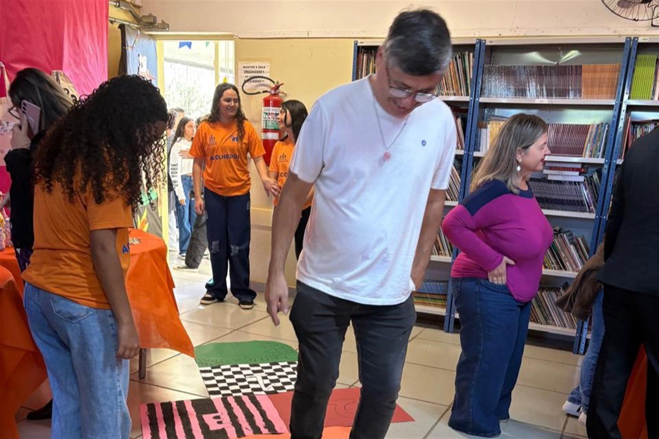 O vereador Pedro Kawai prestigia apresentações e projetos realizados pelos alunos durante a Culminância do 1º semestre de 2025 na Escola Estadual Prof. Manassés Ephrain Pereira.