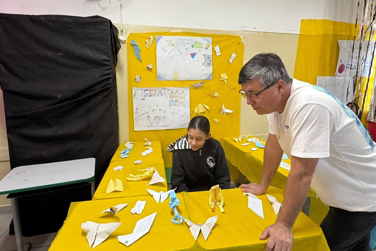 O vereador Pedro Kawai prestigia apresentações e projetos realizados pelos alunos durante a Culminância do 1º semestre de 2025 na Escola Estadual Prof. Manassés Ephrain Pereira.
