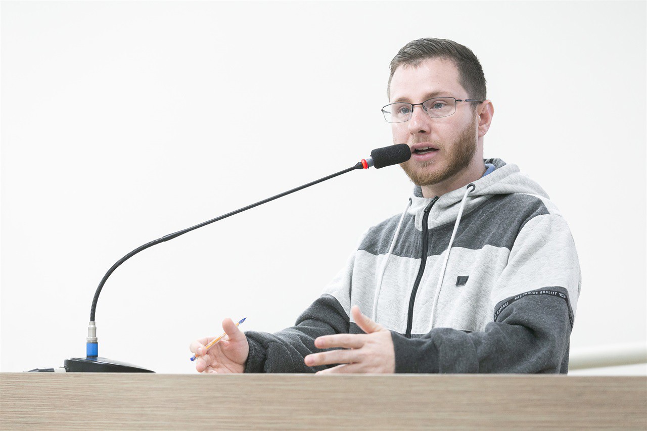 Gustavo Pompeo em discurso na Tribuna da 38ª Reunião Ordinária da Câmara Municipal de Piracicaba, realizada na noite desta segunda-feira (30)