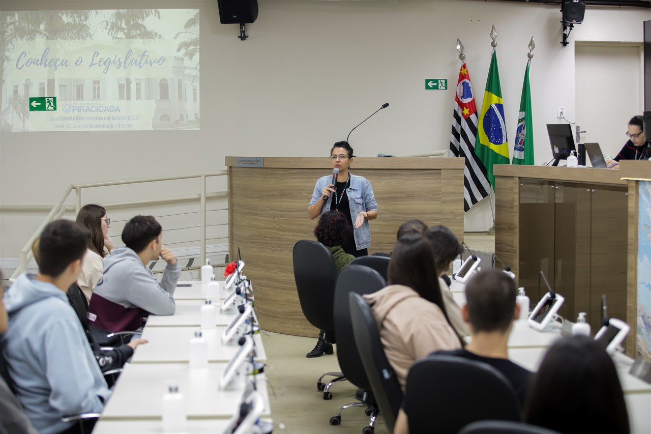 Alunos das turmas 165 e 171, que participaram do Conheça o Legislativo na manhã desta quarta-feira (2)