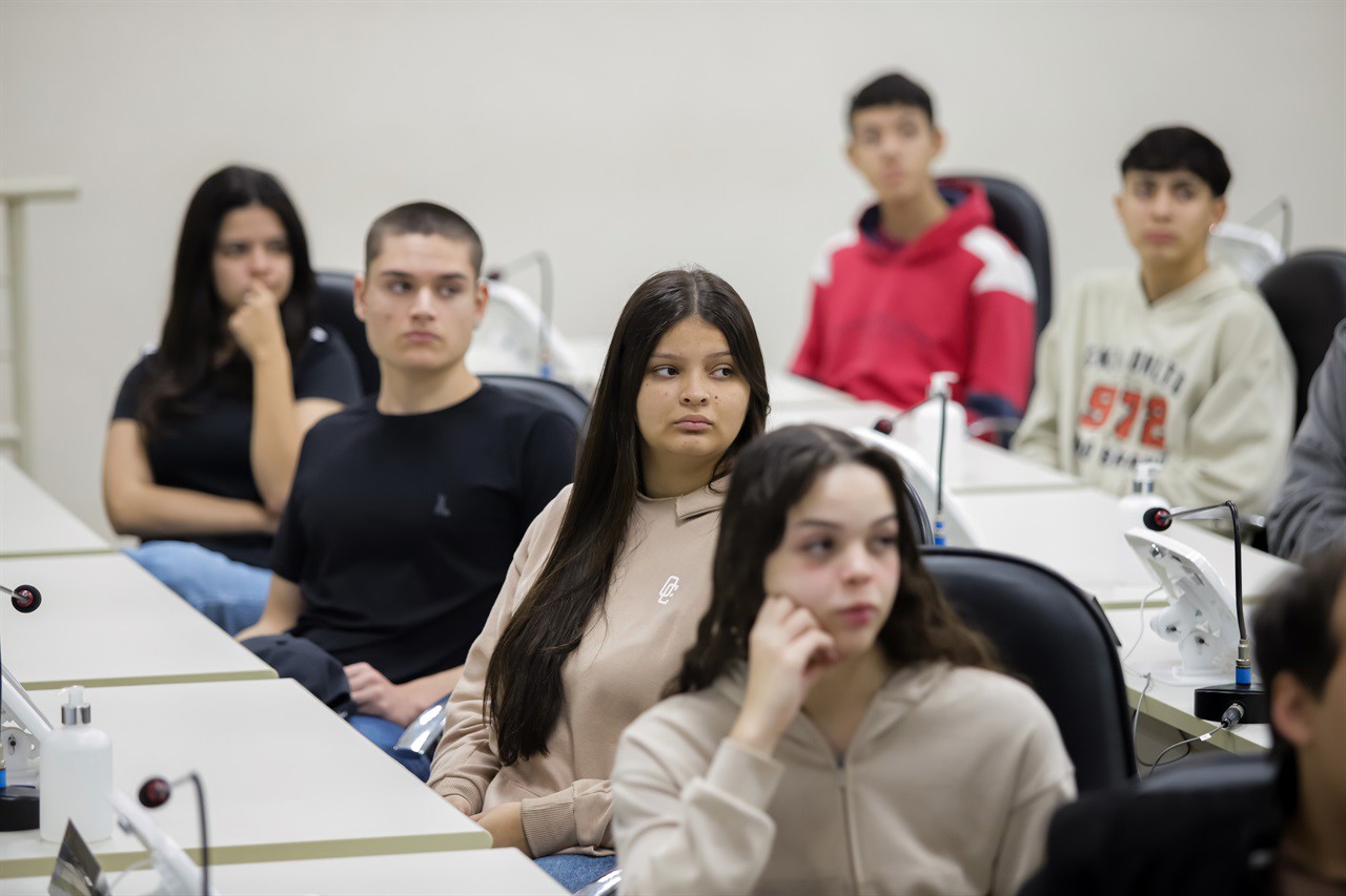 Alunos das turmas 165 e 171, que participaram do Conheça o Legislativo na manhã desta quarta-feira (2)
