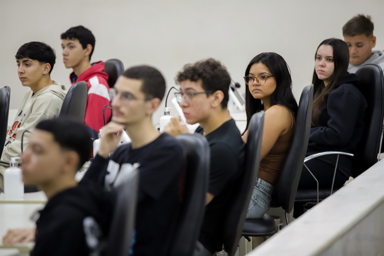Alunos das turmas 165 e 171, que participaram do Conheça o Legislativo na manhã desta quarta-feira (2)
