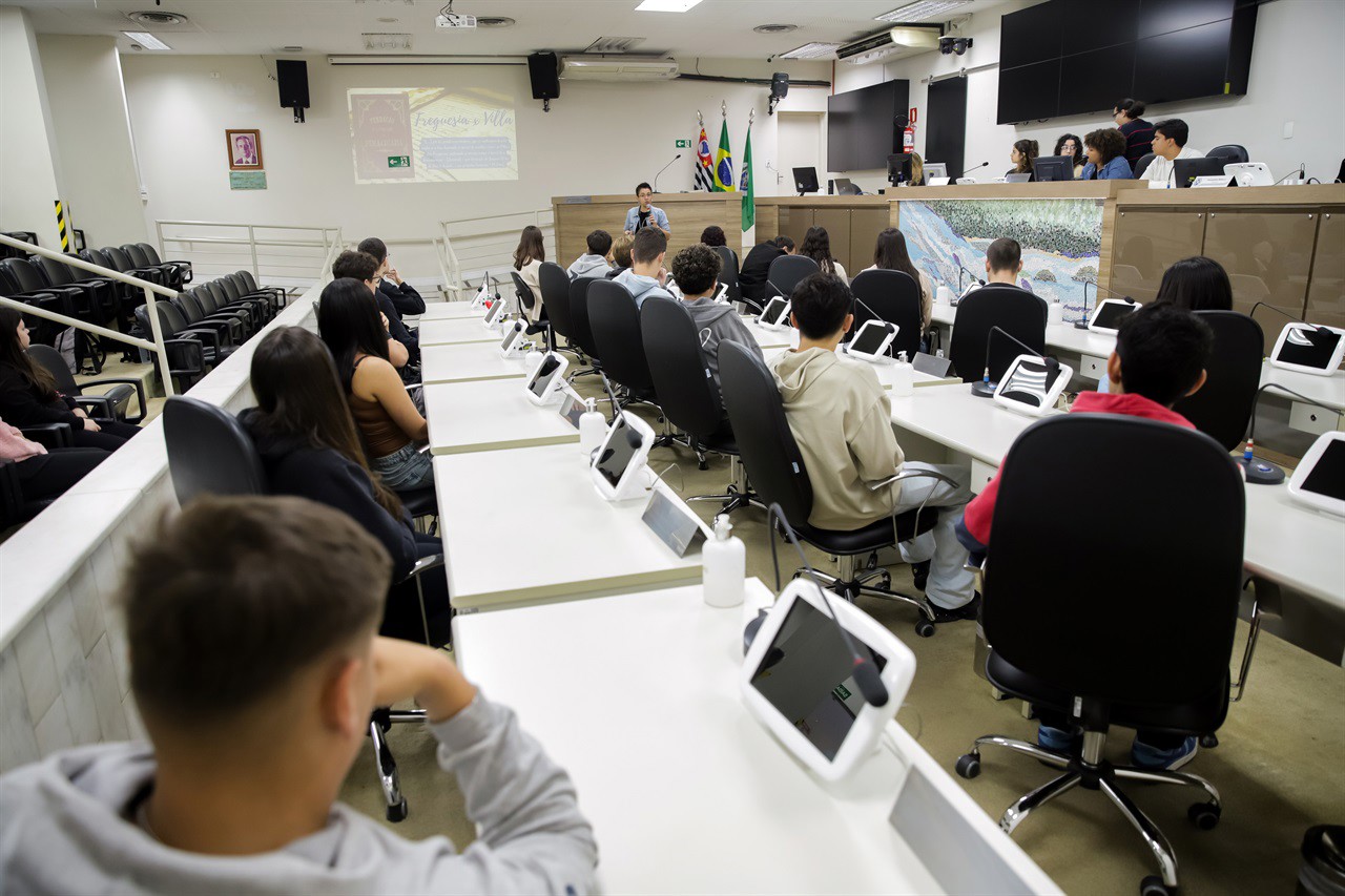 Alunos das turmas 165 e 171, que participaram do Conheça o Legislativo na manhã desta quarta-feira (2)