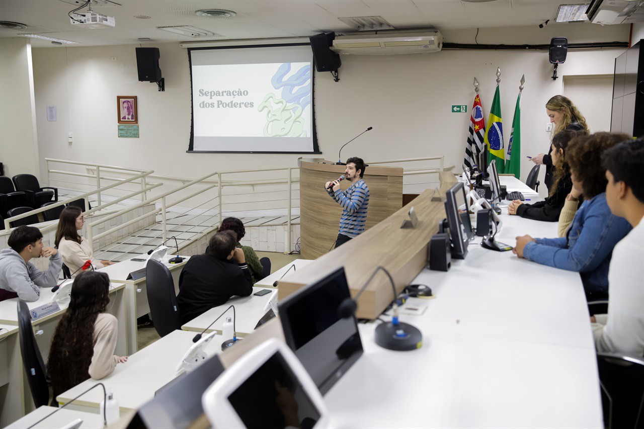 Alunos das turmas 165 e 171, que participaram do Conheça o Legislativo na manhã desta quarta-feira (2)