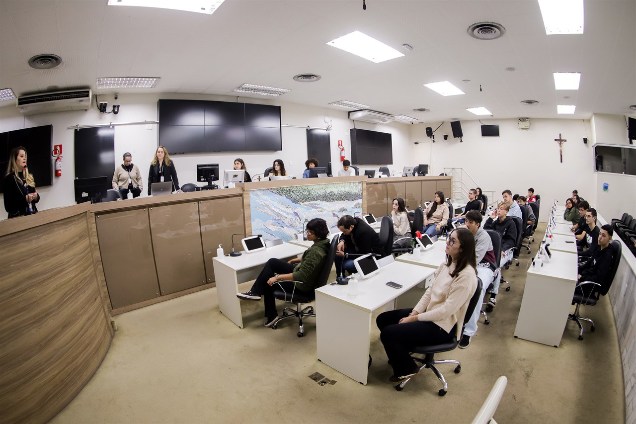 Alunos das turmas 165 e 171, que participaram do Conheça o Legislativo na manhã desta quarta-feira (2)