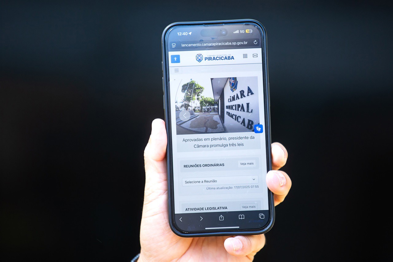 Versão mobile prioriza a navegação intuitiva, com adaptação automática do conteúdo às telas menores de celulares e tablets