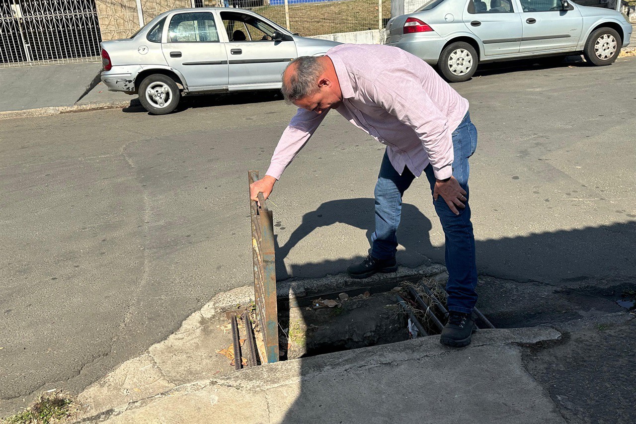 Vereador Josef Borges visitou local onde alagamentos afetam a comunidade em dias de chuva