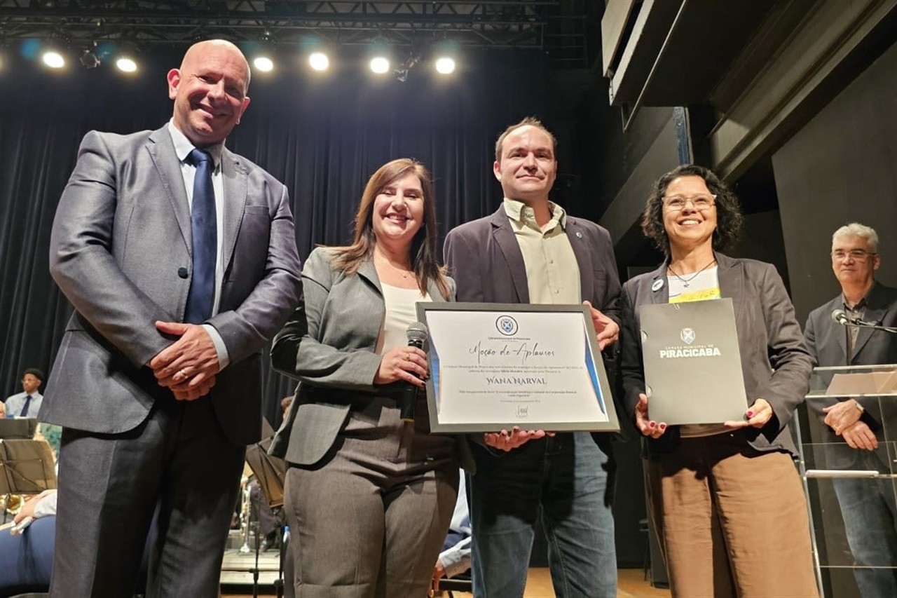 A vereadora Silvia Morales entregou moção de aplausos à musicista Wana Narval
