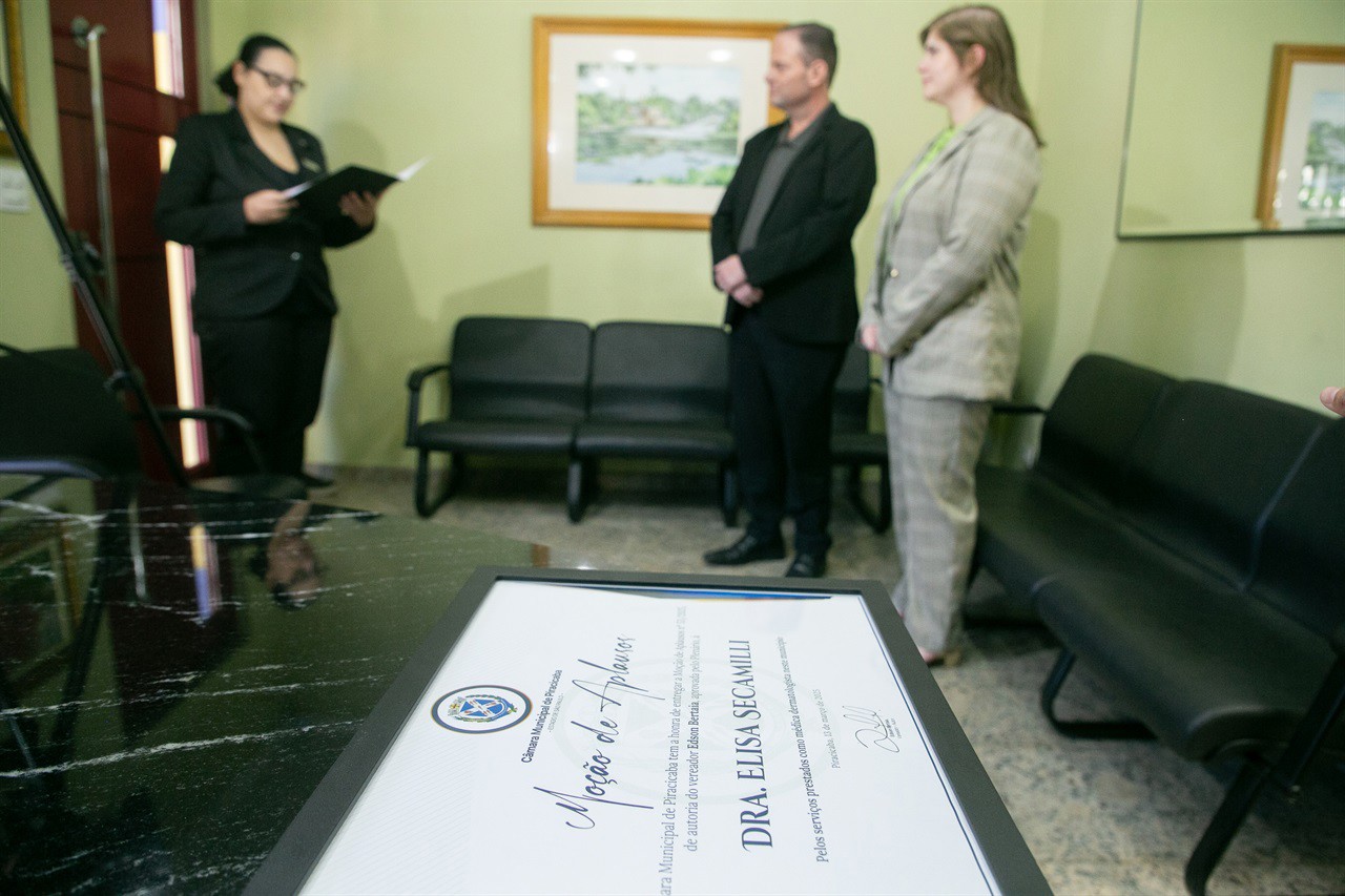 A moção de aplausos 53/2025 foi lida e entregue em cerimônia realizada na tarde desta terça-feira (29)