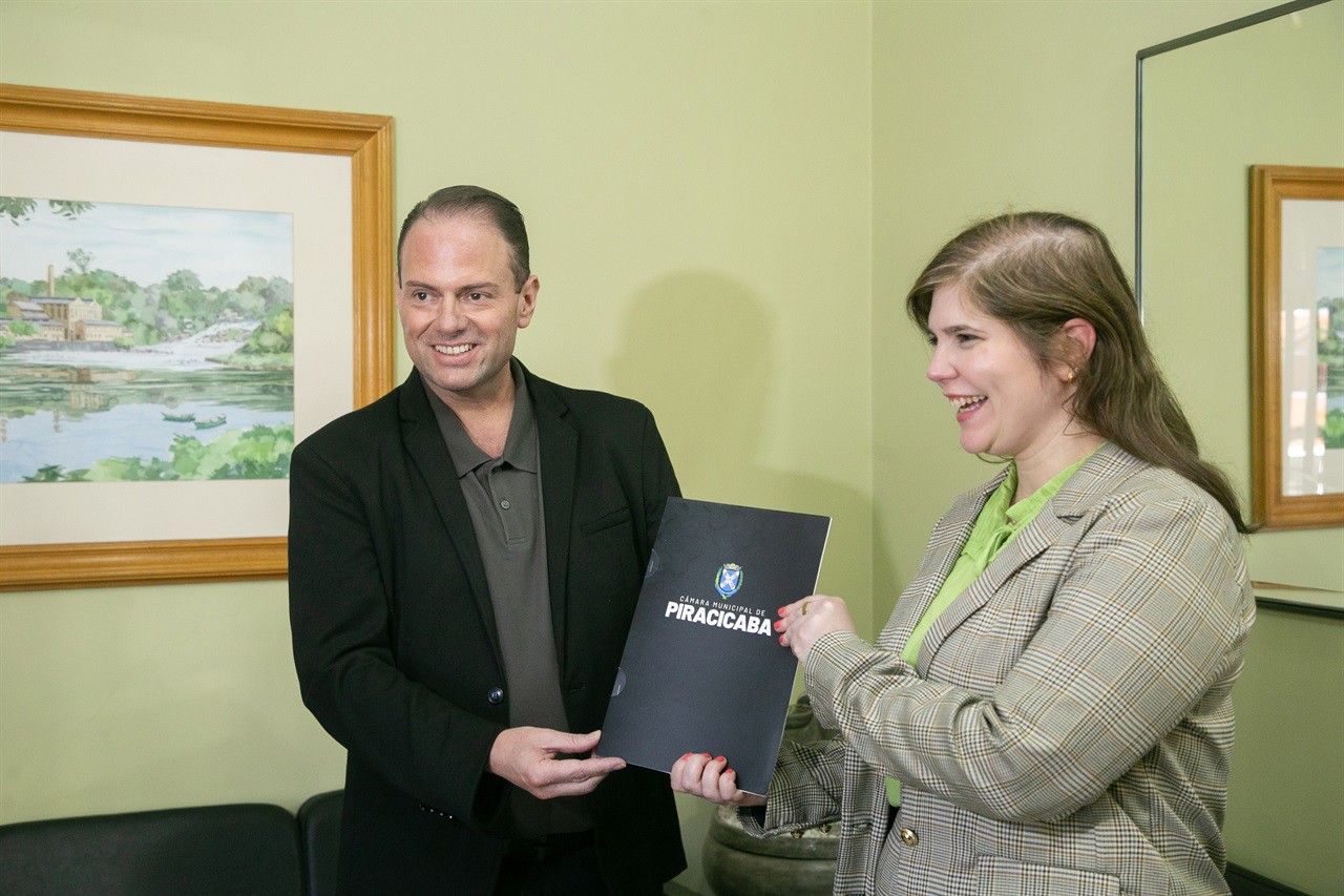 A moção de aplausos 53/2025 foi lida e entregue em cerimônia realizada na tarde desta terça-feira (29)