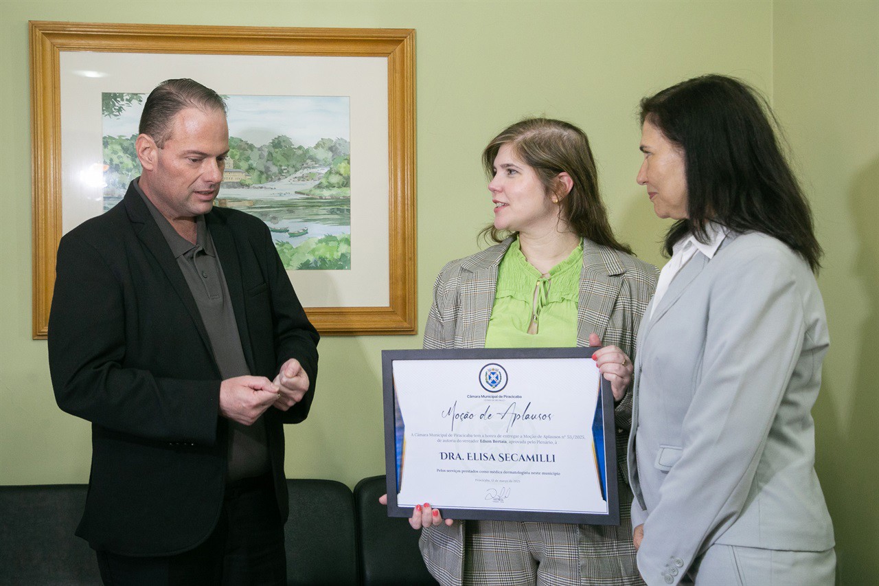 Edson Bertaia, Elisa Secamilli (centro) e Eliete Nunes