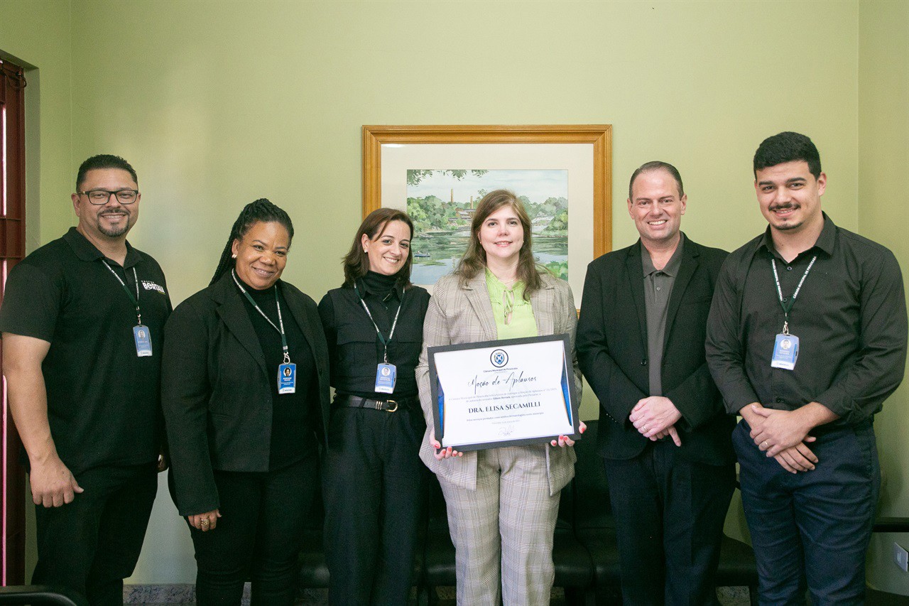 A moção de aplausos 53/2025 foi lida e entregue em cerimônia realizada na tarde desta terça-feira (29)