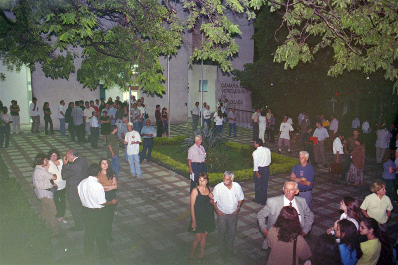 Uma ameaça de bomba, em 26 de novembro de 1998, levou para a frente da Câmara as pessoas que estavam no plenário