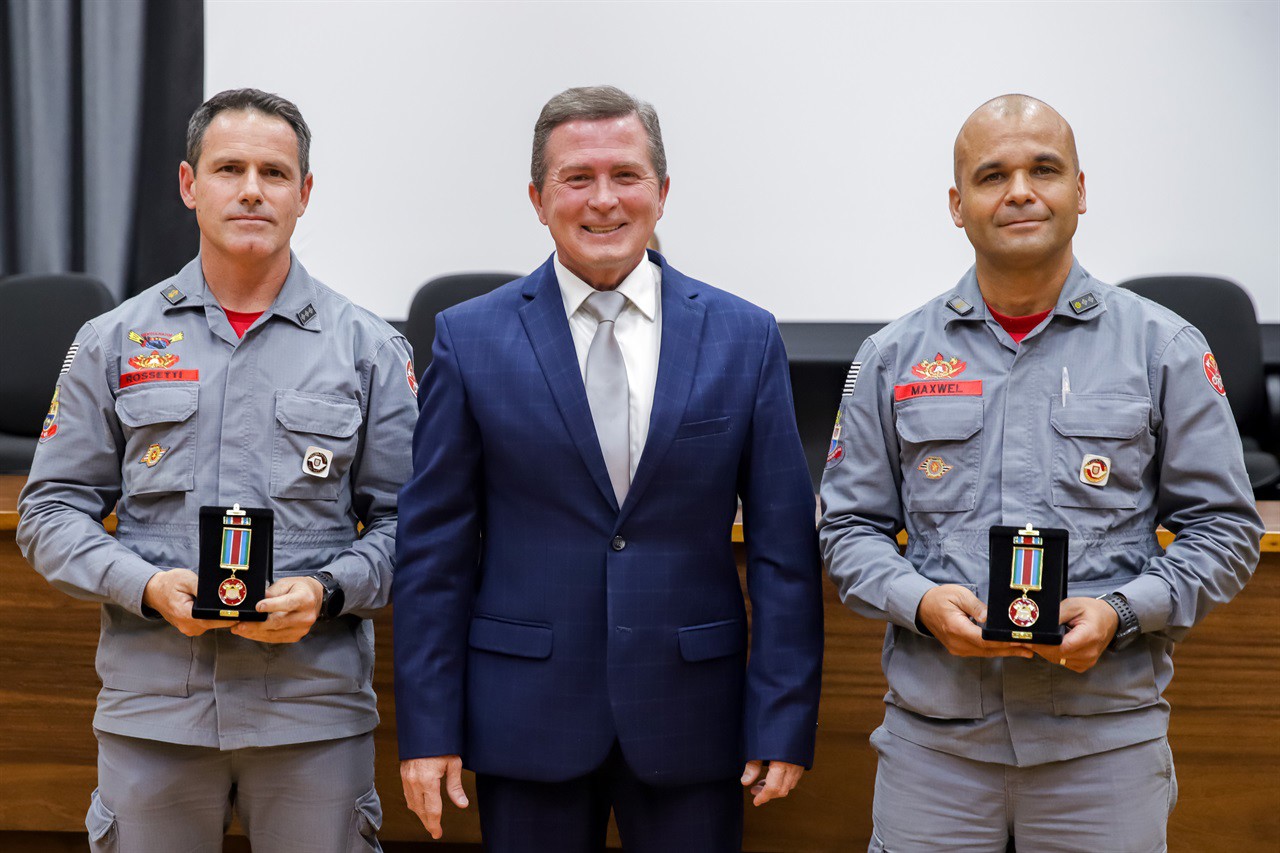 Solenidade de entrega da medalha Bombeiro do Ano