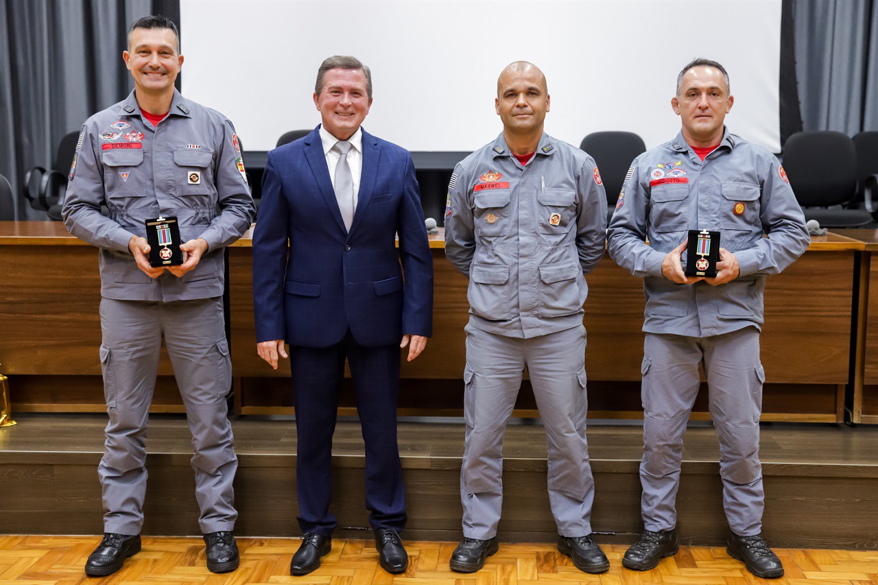 Solenidade de entrega da medalha Bombeiro do Ano