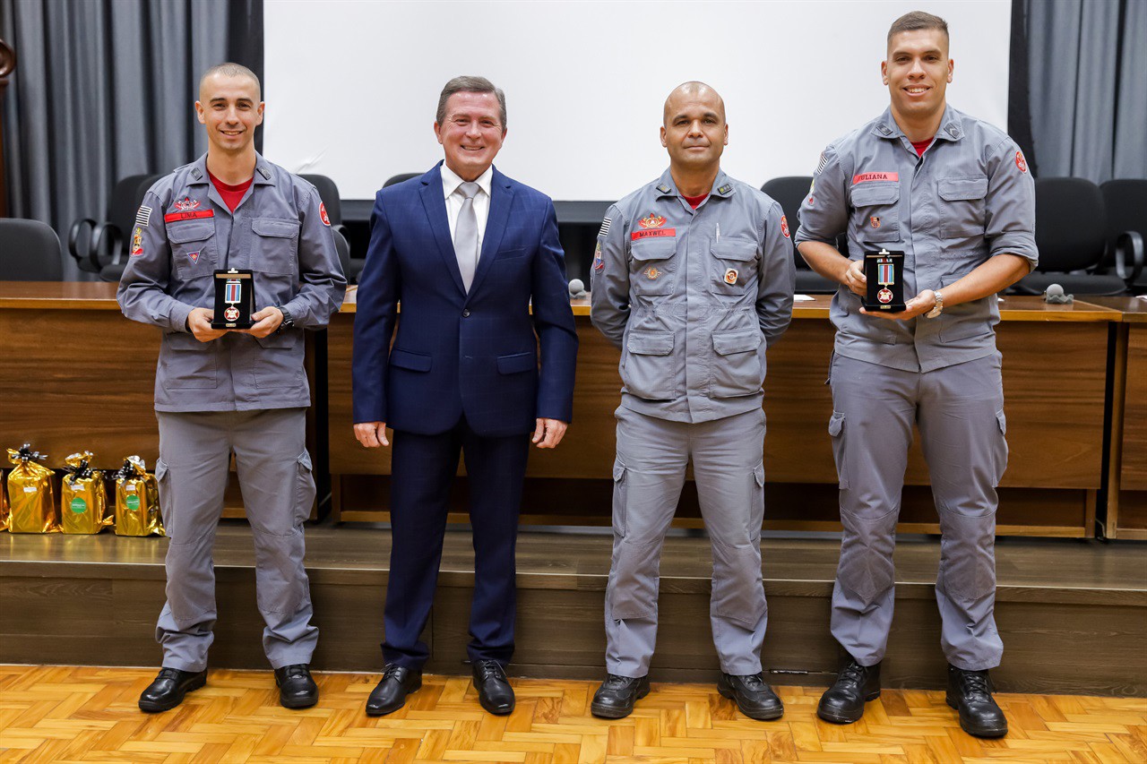 Solenidade de entrega da medalha Bombeiro do Ano