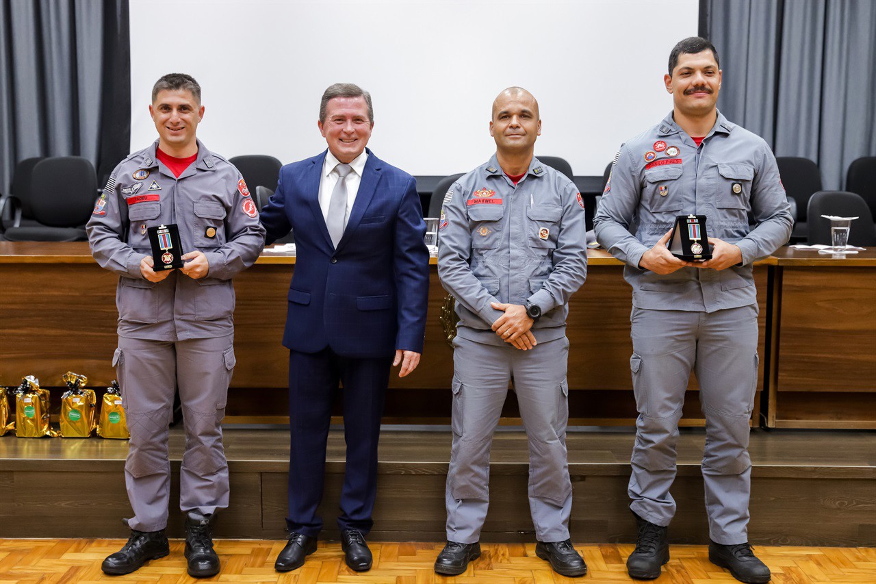 Solenidade de entrega da medalha Bombeiro do Ano