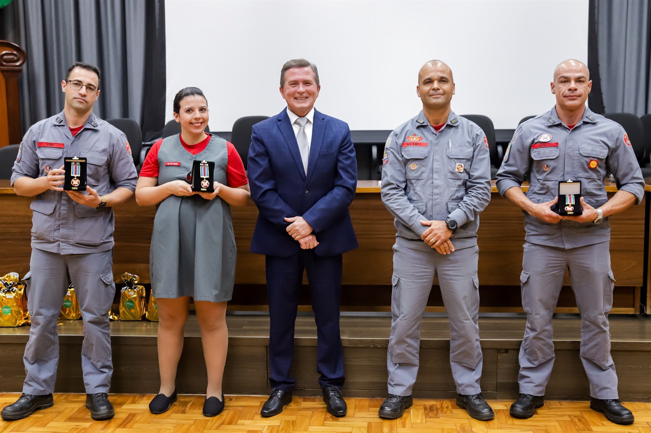 Solenidade de entrega da medalha Bombeiro do Ano