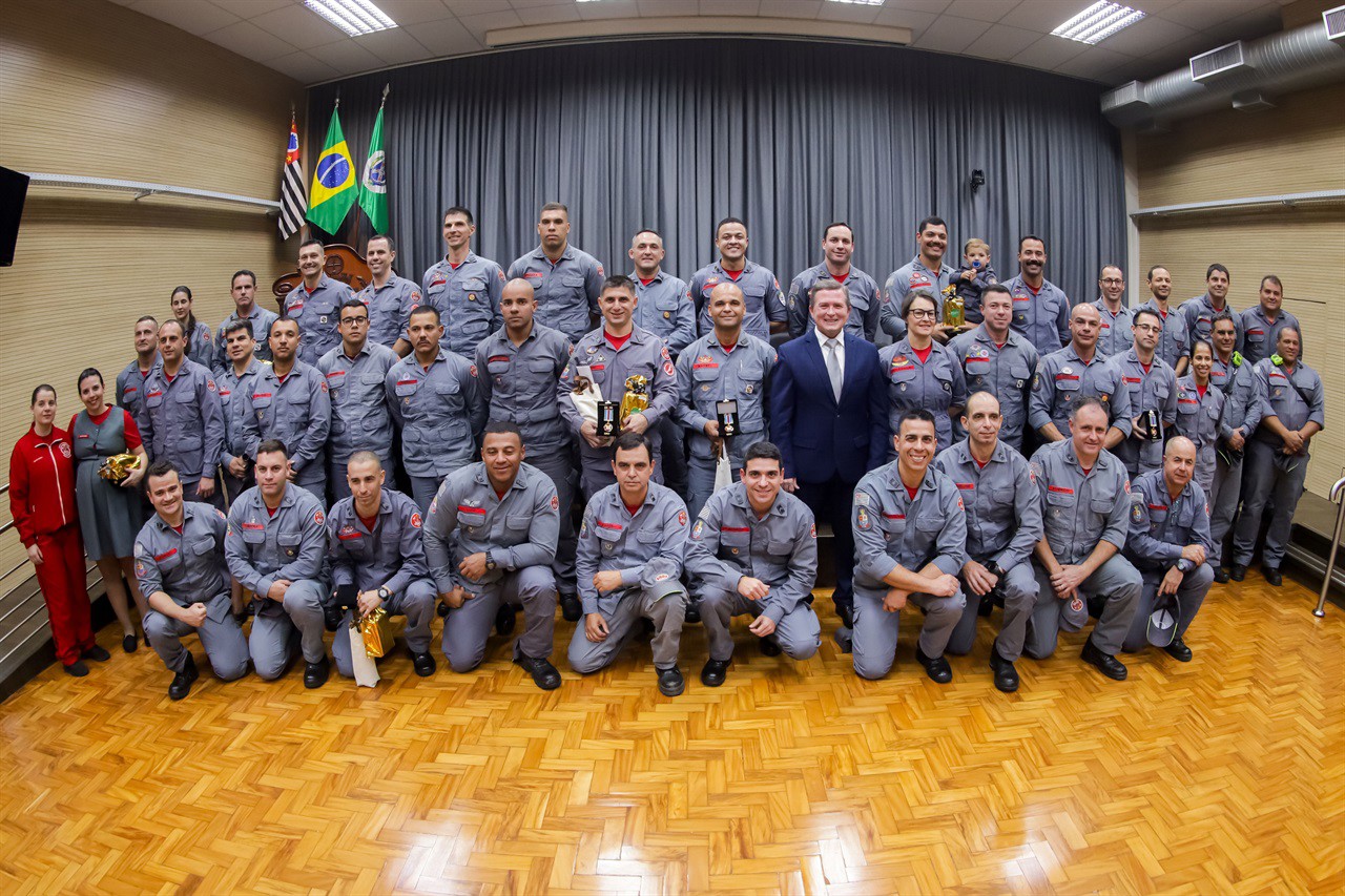 Solenidade de entrega da medalha Bombeiro do Ano