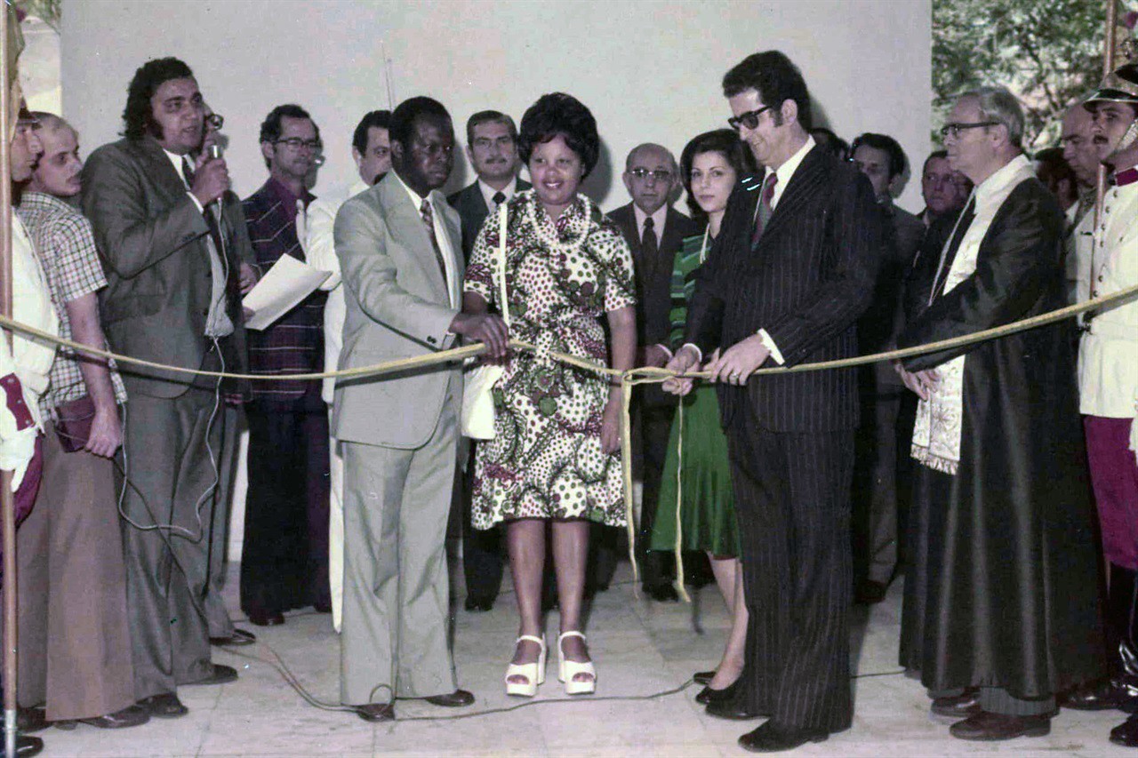 Desenlace da fita de inauguração do prédio principal da Câmara, em 1º de agosto de 1975: ao centro da imagem, vereador Antônio Messias Galdino (presidente da Câmara), Benedita Araujo Costa e o prefeito Adilson Benedicto Maluf