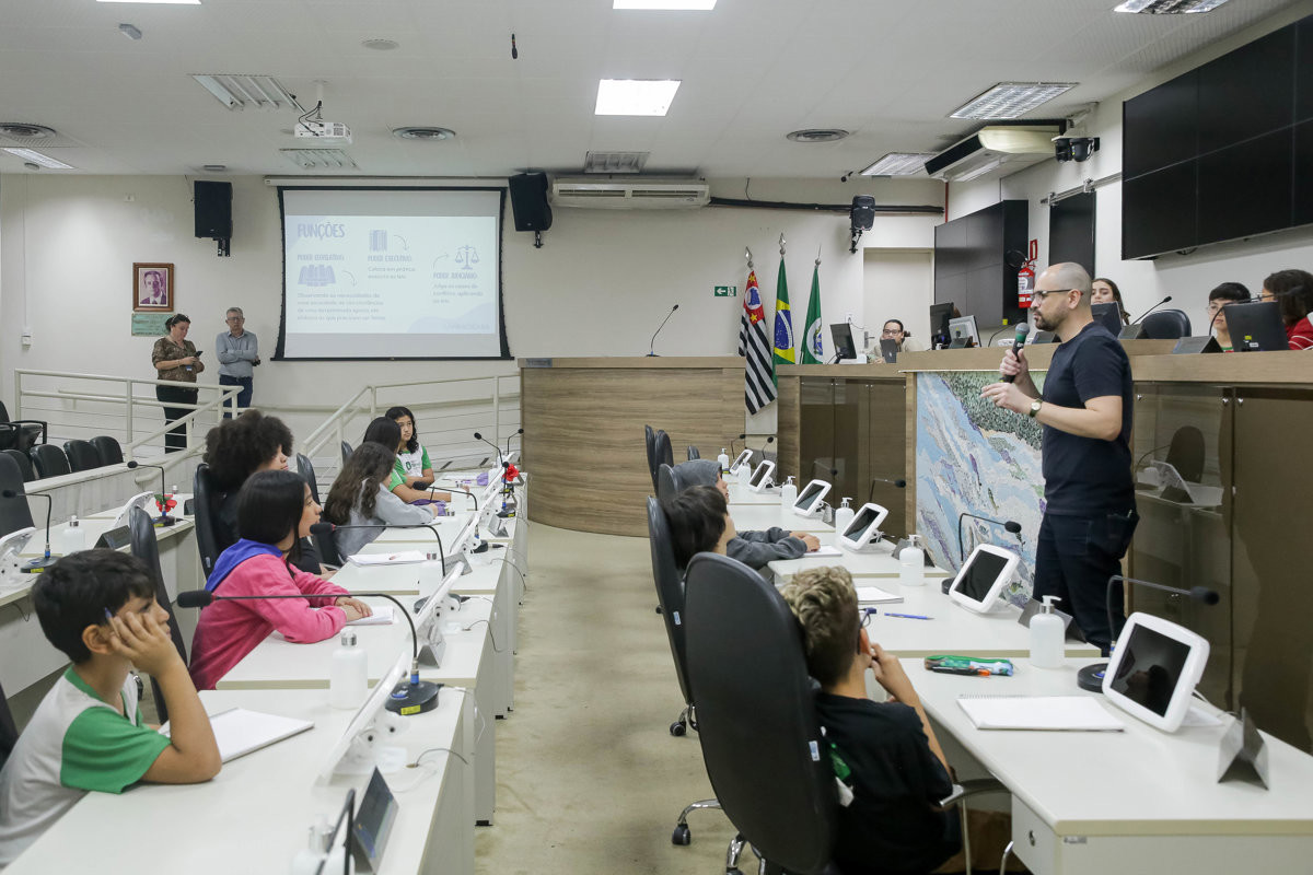 Alunos na faixa etária de 10 a 11 anos participaram da atividade do Conheça o Legislativo na tarde desta quarta-feira (27), no Plenário "Franscisco Antonio Coelho"