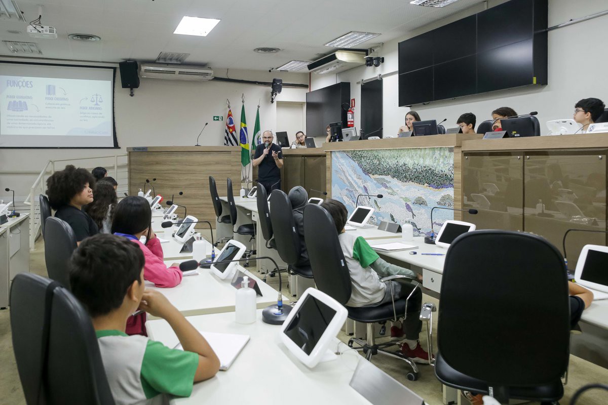 Alunos na faixa etária de 10 a 11 anos participaram da atividade do Conheça o Legislativo na tarde desta quarta-feira (27), no Plenário "Franscisco Antonio Coelho"