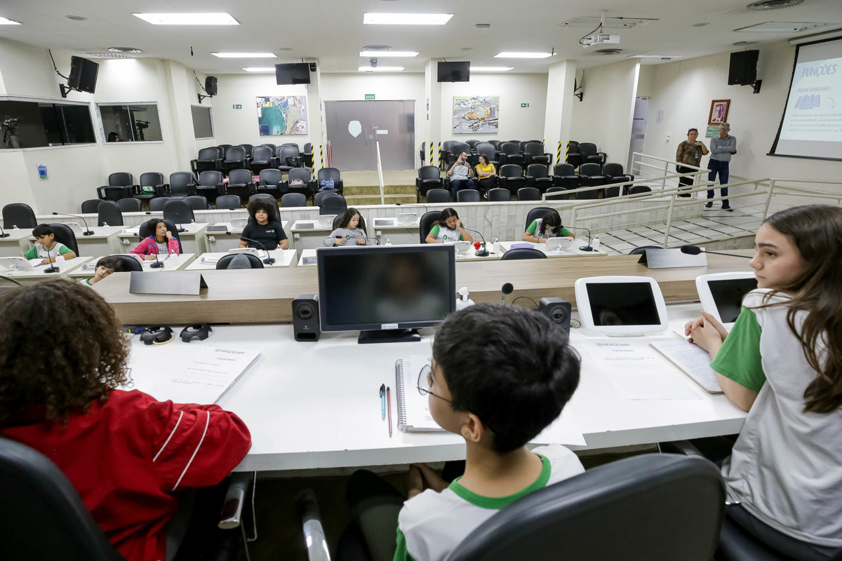 Alunos na faixa etária de 10 a 11 anos participaram da atividade do Conheça o Legislativo na tarde desta quarta-feira (27), no Plenário "Franscisco Antonio Coelho"