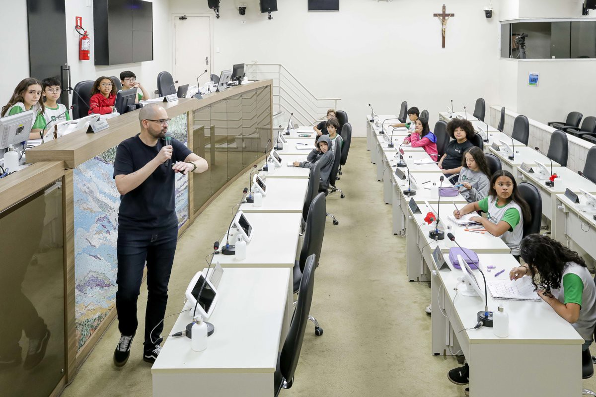 Alunos na faixa etária de 10 a 11 anos participaram da atividade do Conheça o Legislativo na tarde desta quarta-feira (27), no Plenário "Franscisco Antonio Coelho"
