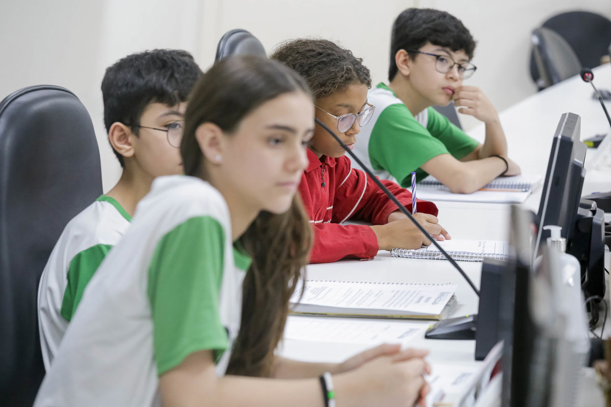 Alunos na faixa etária de 10 a 11 anos participaram da atividade do Conheça o Legislativo na tarde desta quarta-feira (27), no Plenário "Franscisco Antonio Coelho"