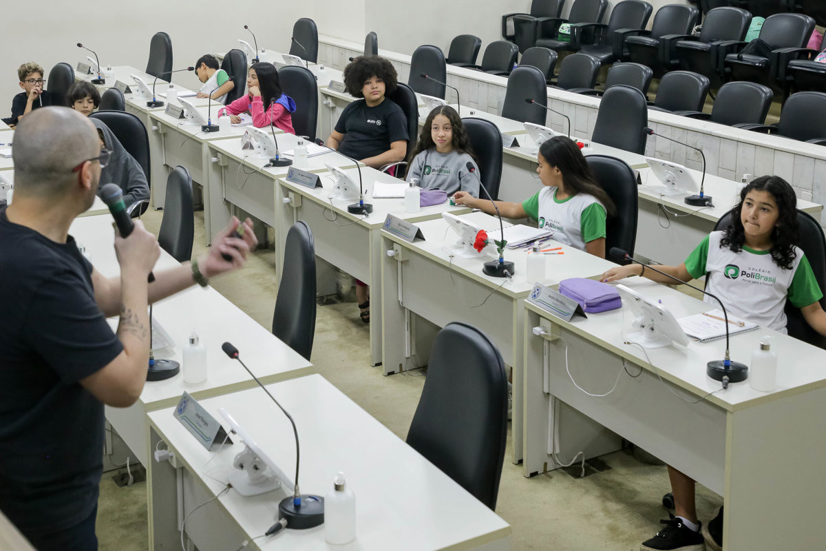 Alunos na faixa etária de 10 a 11 anos participaram da atividade do Conheça o Legislativo na tarde desta quarta-feira (27), no Plenário "Franscisco Antonio Coelho"