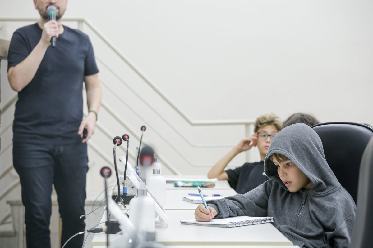 Alunos na faixa etária de 10 a 11 anos participaram da atividade do Conheça o Legislativo na tarde desta quarta-feira (27), no Plenário "Franscisco Antonio Coelho"