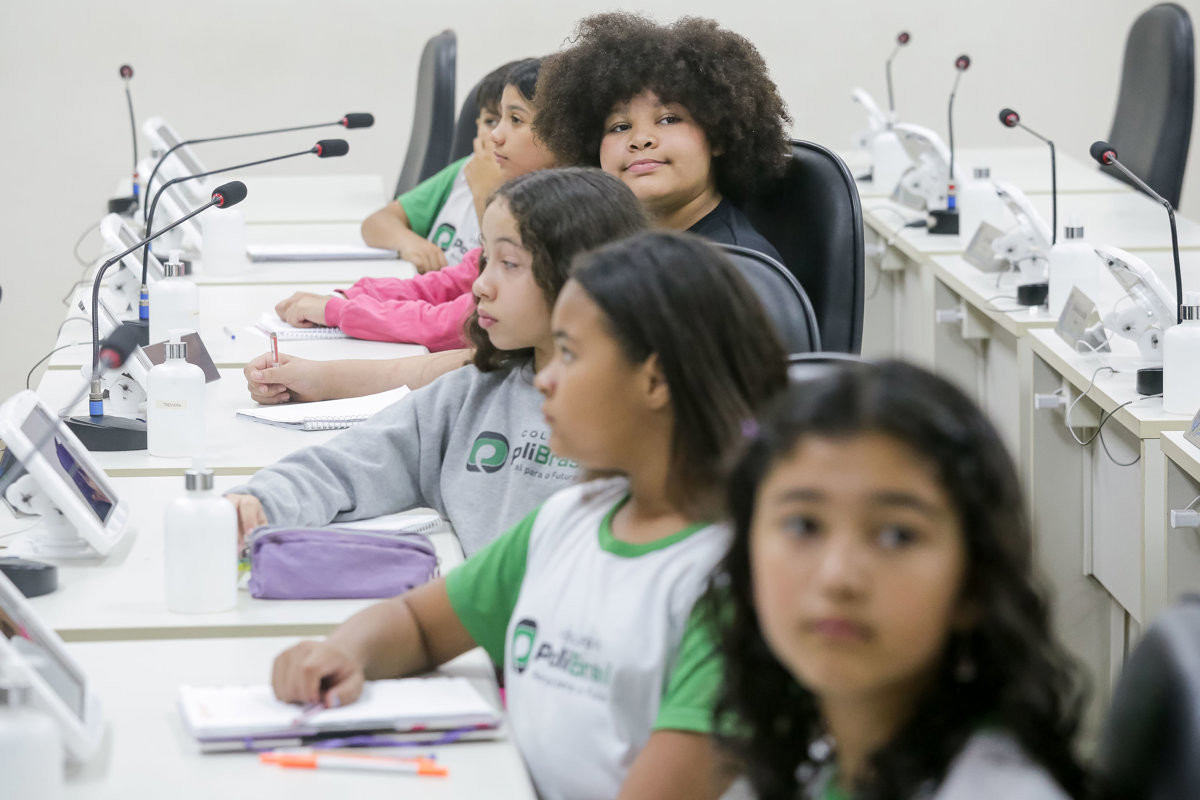 Alunos na faixa etária de 10 a 11 anos participaram da atividade do Conheça o Legislativo na tarde desta quarta-feira (27), no Plenário "Franscisco Antonio Coelho"
