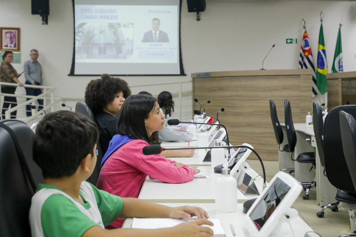 Alunos na faixa etária de 10 a 11 anos participaram da atividade do Conheça o Legislativo na tarde desta quarta-feira (27), no Plenário "Franscisco Antonio Coelho"