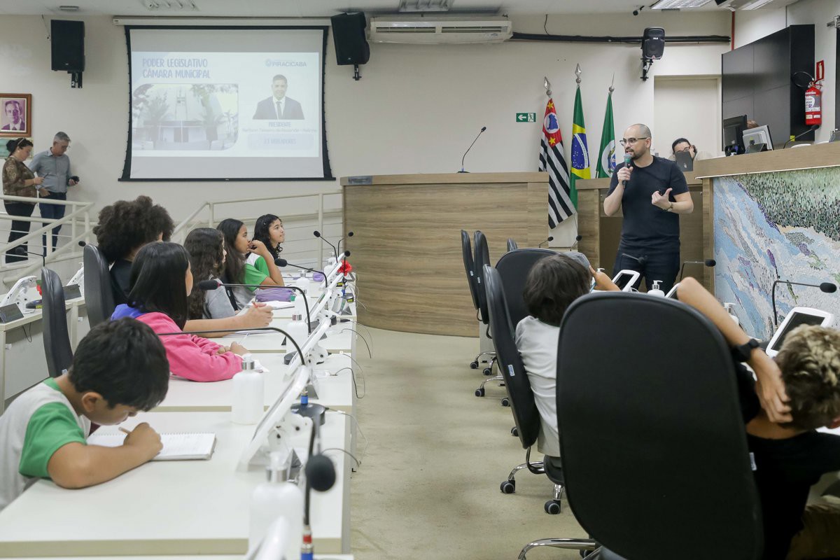 Alunos na faixa etária de 10 a 11 anos participaram da atividade do Conheça o Legislativo na tarde desta quarta-feira (27), no Plenário "Franscisco Antonio Coelho"