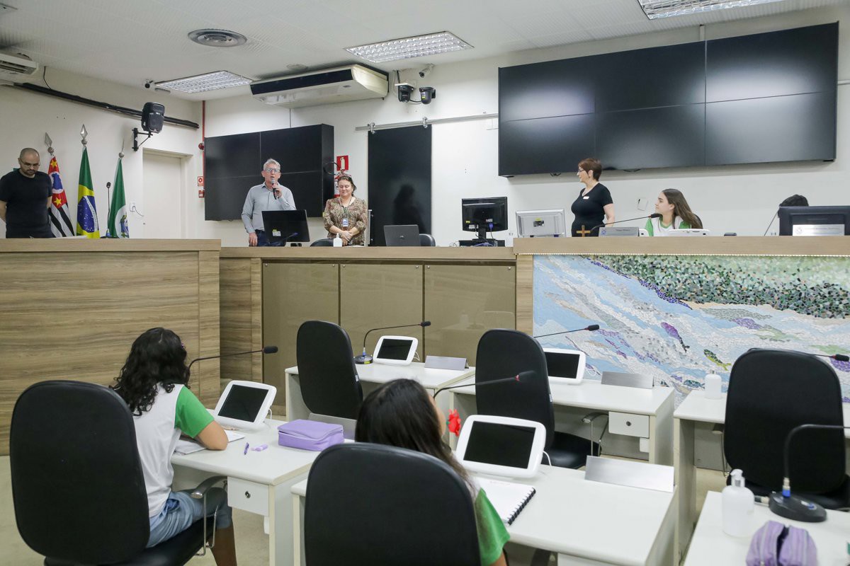 Alunos na faixa etária de 10 a 11 anos participaram da atividade do Conheça o Legislativo na tarde desta quarta-feira (27), no Plenário "Franscisco Antonio Coelho"