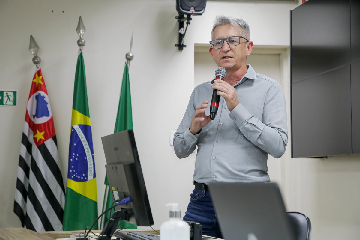 Alunos na faixa etária de 10 a 11 anos participaram da atividade do Conheça o Legislativo na tarde desta quarta-feira (27), no Plenário "Franscisco Antonio Coelho"