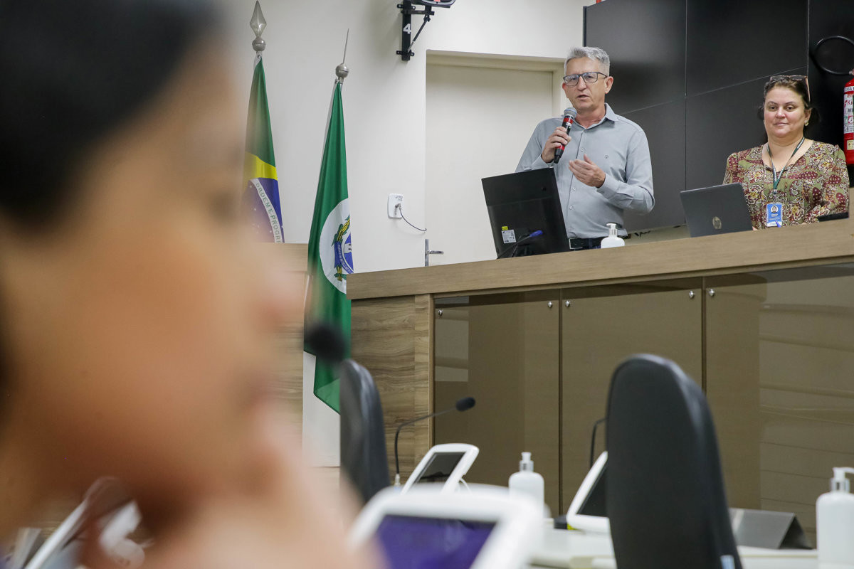 Alunos na faixa etária de 10 a 11 anos participaram da atividade do Conheça o Legislativo na tarde desta quarta-feira (27), no Plenário "Franscisco Antonio Coelho"
