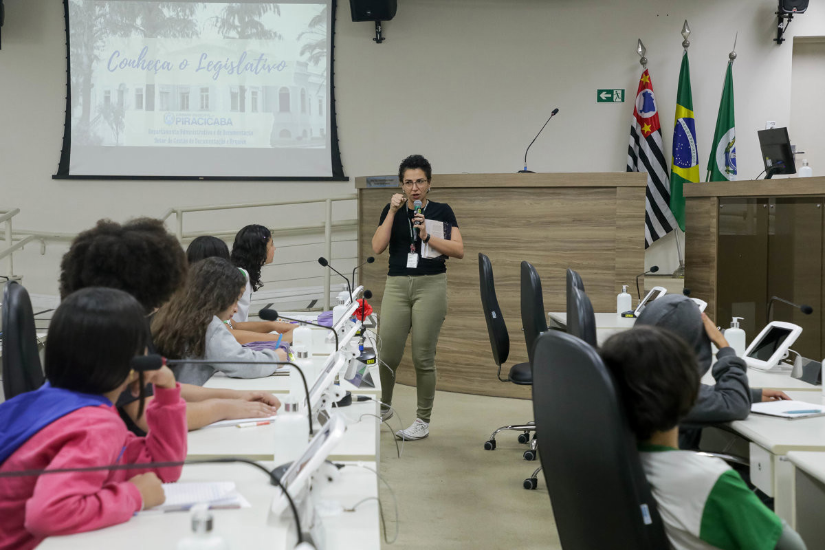 Alunos na faixa etária de 10 a 11 anos participaram da atividade do Conheça o Legislativo na tarde desta quarta-feira (27), no Plenário "Franscisco Antonio Coelho"