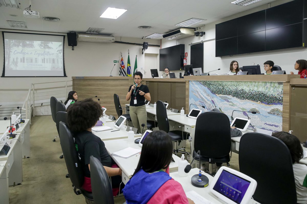 Alunos na faixa etária de 10 a 11 anos participaram da atividade do Conheça o Legislativo na tarde desta quarta-feira (27), no Plenário "Franscisco Antonio Coelho"