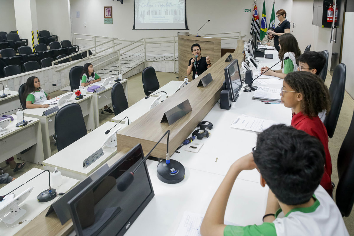 Alunos na faixa etária de 10 a 11 anos participaram da atividade do Conheça o Legislativo na tarde desta quarta-feira (27), no Plenário "Franscisco Antonio Coelho"